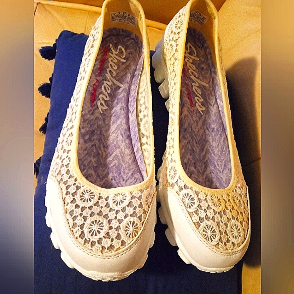 Women's size 7 Skechers white lace slip on shoes